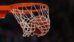 Alex Mumbrú gibt Anweisungen an die deutsche Basketball-Nationalmannschaft während einer Auszeit.