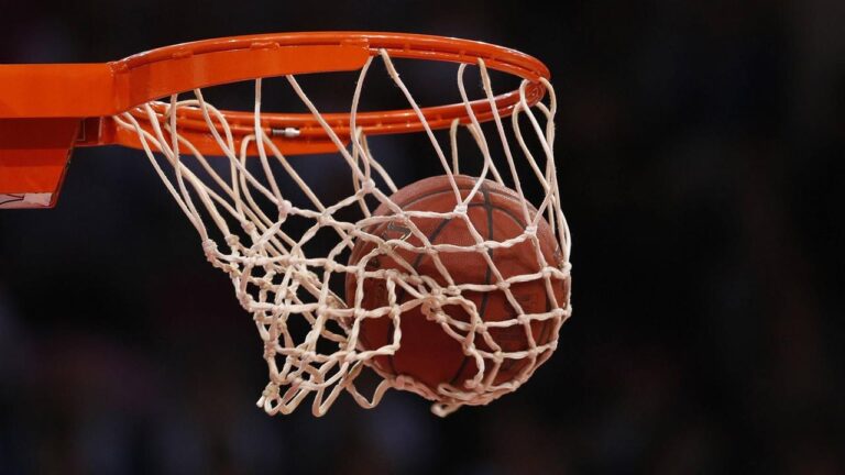 Alex Mumbrú gibt Anweisungen an die deutsche Basketball-Nationalmannschaft während einer Auszeit.