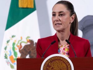 Mexikos Präsidentin Claudia Sheinbaum während einer Pressekonferenz vor der mexikanischen Flagge