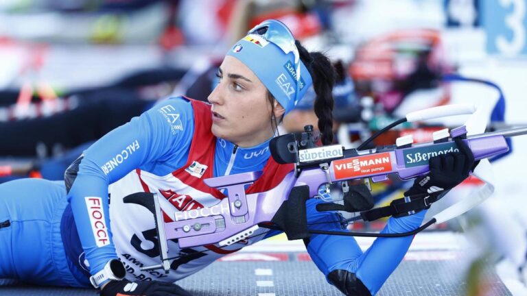 Die italienische Biathletin Rebecca Passler konzentriert am Schießstand in Antholz
