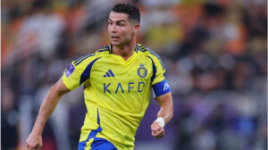 Cristiano Ronaldo im gelb-blauen Trikot von Al-Nassr beim Einsteigen in den Mannschaftsbus