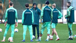Zweikampf um den Ball zwischen Spielern von Werder Bremen und St. Pauli im Weserstadion