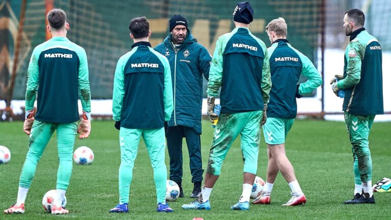 Zweikampf um den Ball zwischen Spielern von Werder Bremen und St. Pauli im Weserstadion