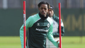 Samuel Mbangula im Trikot von Werder Bremen während einer Spielszene in der Bundesliga