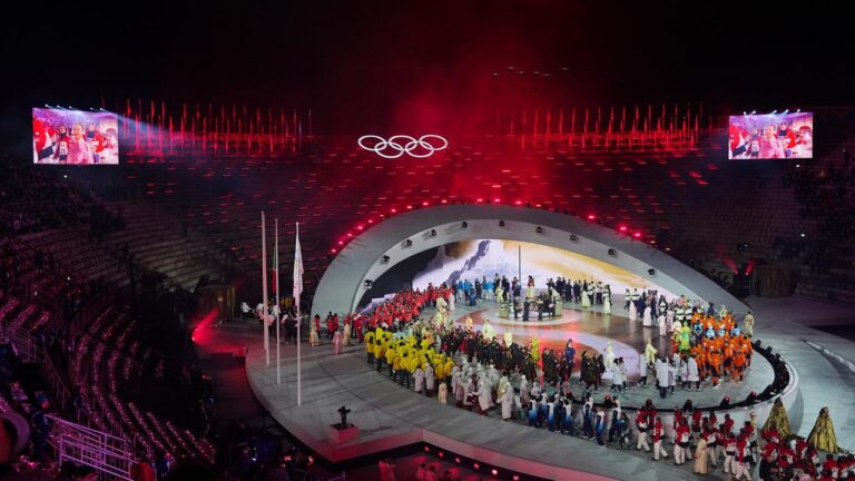 Die Rennrodler Tobias Wendl und Tobias Arlt tragen die deutsche Fahne bei der Schlussfeier in der Arena von Verona