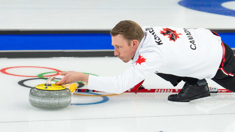 Ein norwegischer Langläufer während eines Wettkampfs bei den Olympischen Winterspielen in Italien