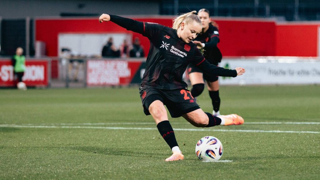 Vanessa Fudalla im Trikot von Bayer Leverkusen am Ball