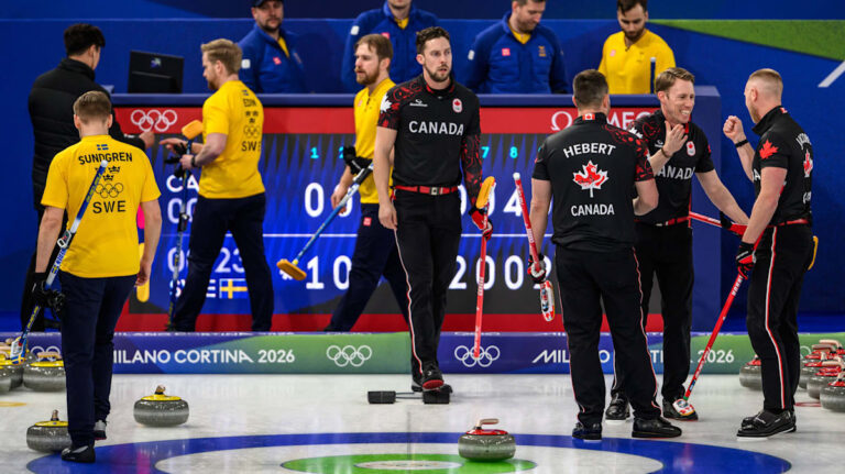 Marc Kennedy vom Team Kanada und Oskar Eriksson vom Team Schweden beim Curling-Turnier in Cortina