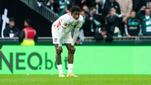 Frank Schmidt, Trainer des 1. FC Heidenheim, steht mit ernstem Gesichtsausdruck am Spielfeldrand