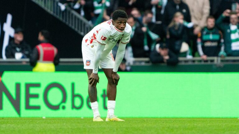 Frank Schmidt, Trainer des 1. FC Heidenheim, steht mit ernstem Gesichtsausdruck am Spielfeldrand