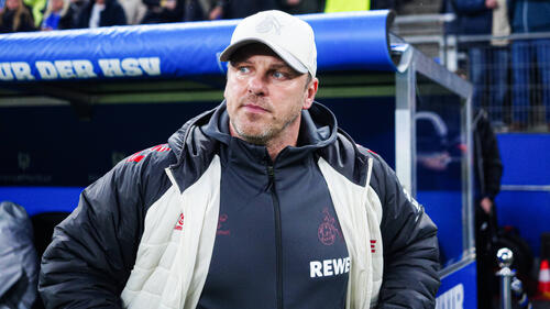 Trainer Lukas Kwasniok vom 1. FC Köln schaut nachdenklich am Spielfeldrand während eines Bundesliga-Spiels.