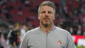 Lukas Kwasniok gestikuliert nachdenklich am Spielfeldrand