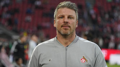 Lukas Kwasniok gestikuliert nachdenklich am Spielfeldrand