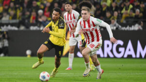 Spieler von Borussia Dortmund und dem 1. FC Köln im Zweikampf während eines Bundesliga-Spiels