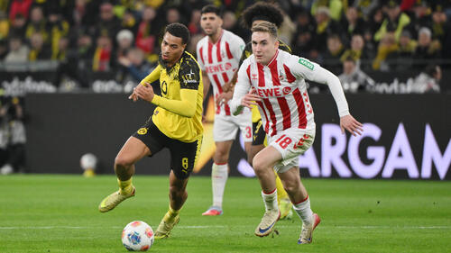 Spieler von Borussia Dortmund und dem 1. FC Köln im Zweikampf während eines Bundesliga-Spiels
