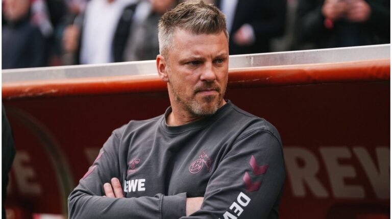 Der nachdenkliche Ex-Köln-Trainer Lukas Kwasniok am Spielfeldrand