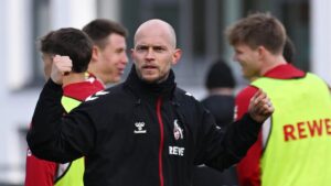 Jörn Stobbe, Präsident des 1. FC Köln, beobachtet ernst das Geschehen während eines Bundesliga-Spiels.
