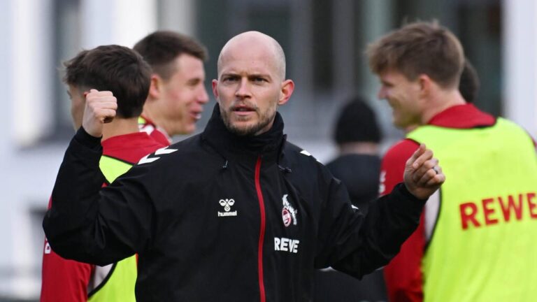 Jörn Stobbe, Präsident des 1. FC Köln, beobachtet ernst das Geschehen während eines Bundesliga-Spiels.
