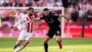 Zweikampf zwischen Spielern des 1. FC Köln und Borussia Mönchengladbach im Rheinderby