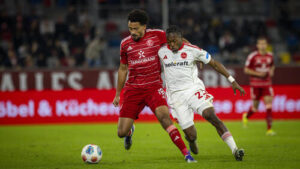 Spieler des 1. FC Nürnberg im Zweikampf mit Fortuna Düsseldorf