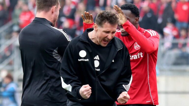 Trainer Miroslav Klose vom 1. FC Nürnberg beim Zweitliga-Spiel gegen den 1. FC Kaiserslautern