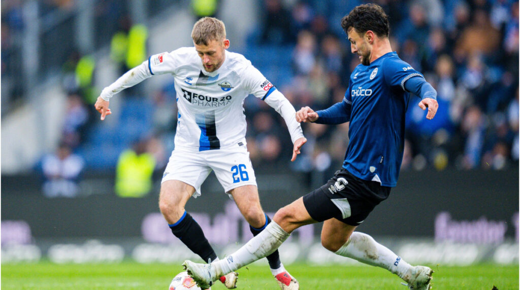 Zweikampf im Ostwestfalenderby der 2. Bundesliga zwischen Spielern von Arminia Bielefeld und SC Paderborn