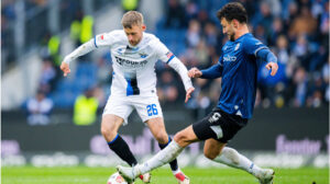 Zweikampf im Ostwestfalenderby der 2. Bundesliga zwischen Spielern von Arminia Bielefeld und SC Paderborn