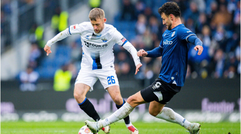 Zweikampf im Ostwestfalenderby der 2. Bundesliga zwischen Spielern von Arminia Bielefeld und SC Paderborn