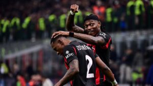 Pervis Estupinan vom AC Mailand bejubelt sein Siegtor im Derby della Madonnina gegen Inter Mailand im San Siro.