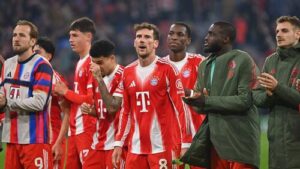 Leon Goretzka im Trikot des FC Bayern München blickt konzentriert auf das Spielfeld