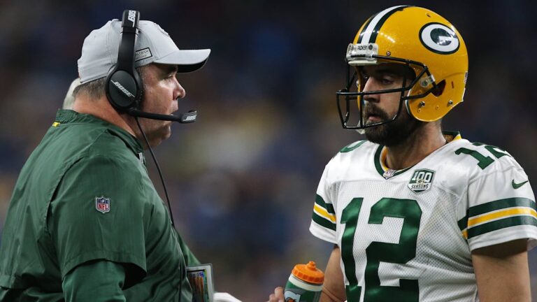Aaron Rodgers im Trikot der Pittsburgh Steelers im Gespräch mit einem Trainer an der Seitenlinie