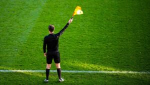 Schiedsrichter zeigt auf dem Spielfeld eine Abseitsentscheidung an