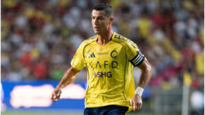 Cristiano Ronaldo im gelb-blauen Trikot von Al-Nassr auf dem Spielfeld