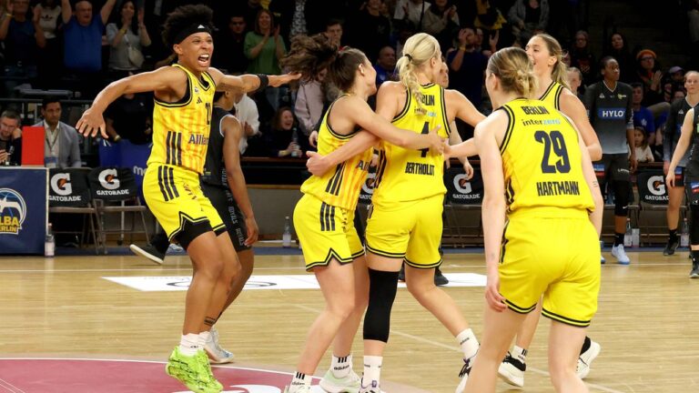 Die Spielerinnen von Alba Berlin jubeln gemeinsam über den Gewinn des DBBL-Pokals