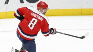 Alex Ovechkin im Trikot der Washington Capitals jubelt auf dem Eis über sein 1000. NHL-Karrieretor.