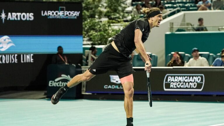 Alexander Zverev beim Aufschlag auf dem Hartplatz des ATP Masters in Miami