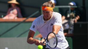 Alexander Zverev fokussiert vor einem Aufschlag beim Masters-Turnier in Miami