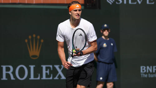 Ein enttäuschter Alexander Zverev auf dem Tennisplatz in Indian Wells nach seiner Niederlage gegen Jannik Sinner.