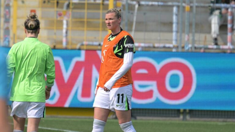 Alexandra Popp geht im Trikot des VfL Wolfsburg verletzt und humpelnd vom Platz