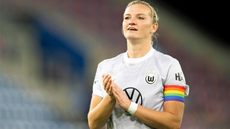 Alexandra Popp im Trikot des VfL Wolfsburg klatscht in die Hände und blickt emotional auf das Spielfeld