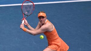 Angelique Kerber winkt dem Publikum auf dem Tennisplatz glücklich zu