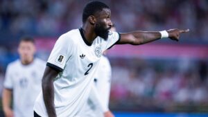 Antonio Rüdiger im Trikot von Real Madrid gibt lautstark Anweisungen an seine Mitspieler