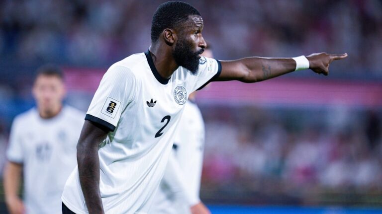 Antonio Rüdiger im Trikot von Real Madrid gibt lautstark Anweisungen an seine Mitspieler