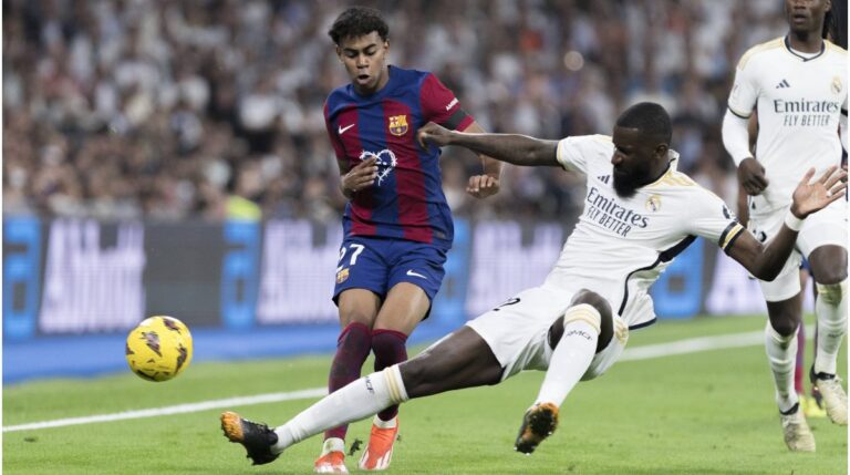 Antonio Rüdiger im Trikot von Real Madrid gestikuliert fokussiert auf dem Spielfeld.
