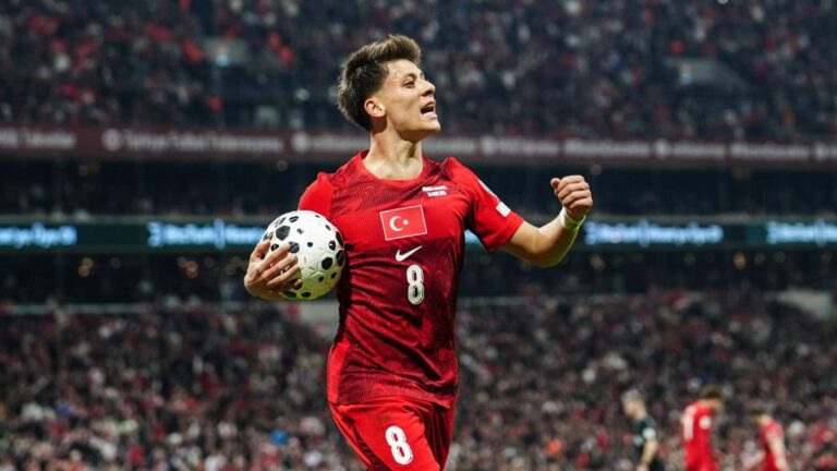 Arda Güler fokussiert am Ball im Trikot der türkischen Nationalmannschaft