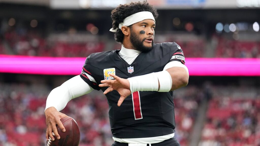 Kyler Murray im Trikot der Arizona Cardinals blickt konzentriert über das Spielfeld