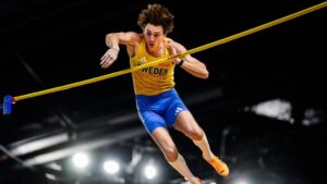 Armand Duplantis jubelt nach seinem erfolgreichen Sprung bei der Leichtathletik-Hallen-WM über die Goldmedaille.