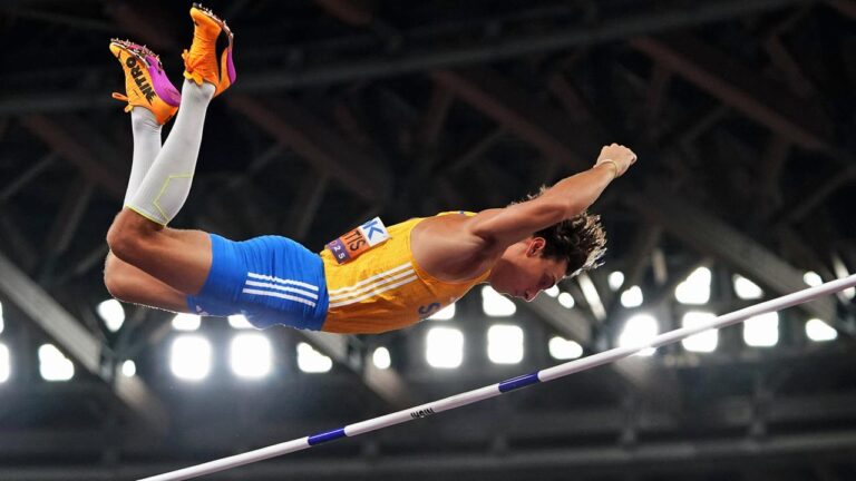 Armand Duplantis jubelt ekstatisch nach einem erfolgreichen Weltrekord-Sprung über die Hochsprunglatte