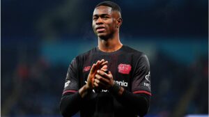 Christian Kofane im Trikot von Bayer Leverkusen bei einem Bundesliga-Spiel