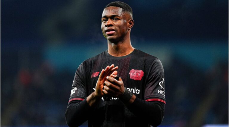 Christian Kofane im Trikot von Bayer Leverkusen bei einem Bundesliga-Spiel